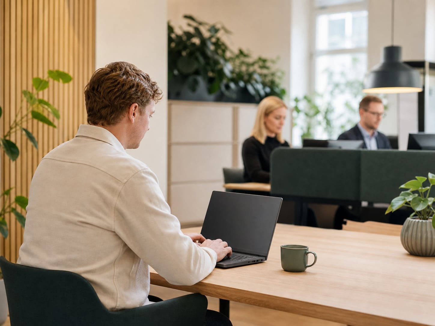 Bedriftseier sender digital forespørsel til regnskapskontor