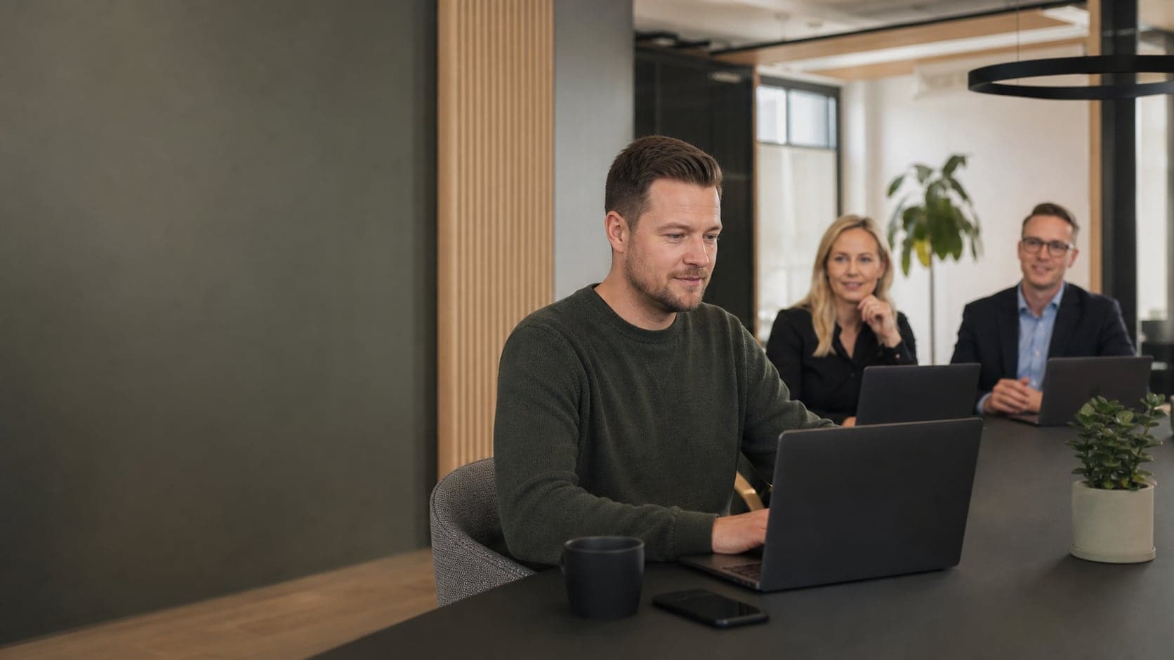 Småbedriftseier ved laptop mens regnskapskontor konkurrerer om kunden